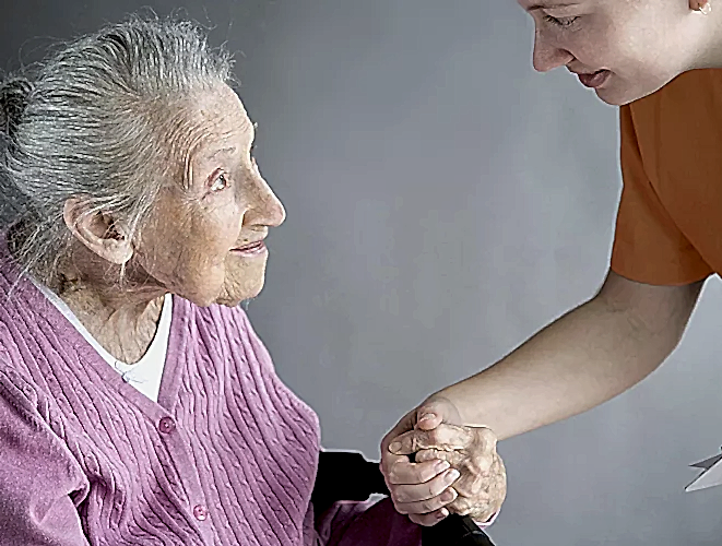 Услуги сиделки для больного деменцией